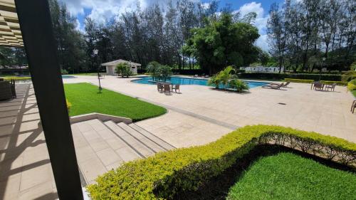 马那瓜New 3 bedroom Home in Managua的享有带庭院的游泳池的景色