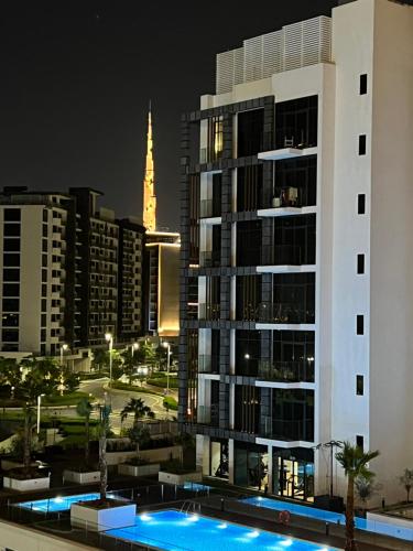 迪拜Modern Studio Center of Dubai的享有城市天际线的美景。