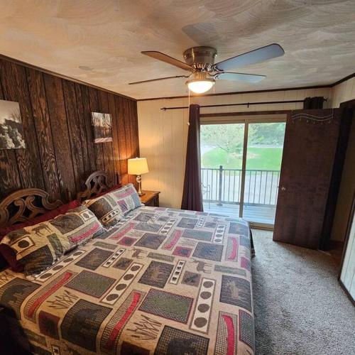ChampionAlpine Retreat @ Seven Springs!的一间卧室配有一张床和吊扇