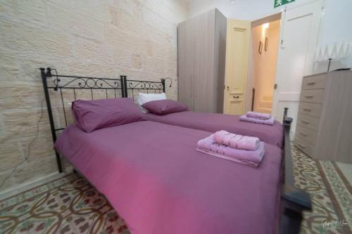 比尔古Quaint Studio apartment的卧室配有2个粉红色枕头