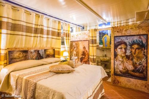 Borghesiana HomArt roof roman king的一间卧室设有两张床,墙上挂有绘画作品