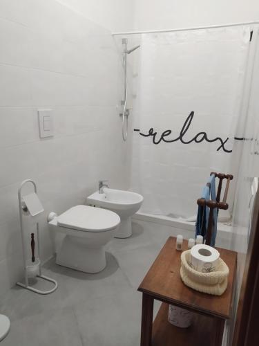 CamardaLocanda di Posta的白色的浴室设有卫生间和水槽。