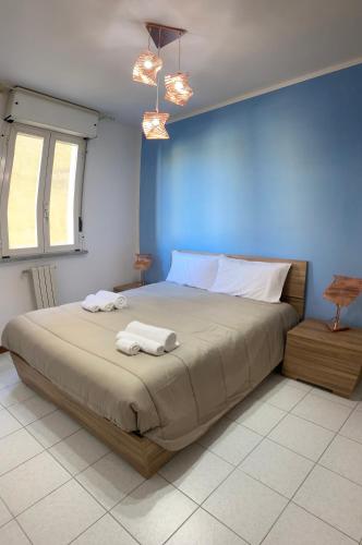 萨萨里Residence La Peonia的一间卧室配有一张床,上面有两条毛巾