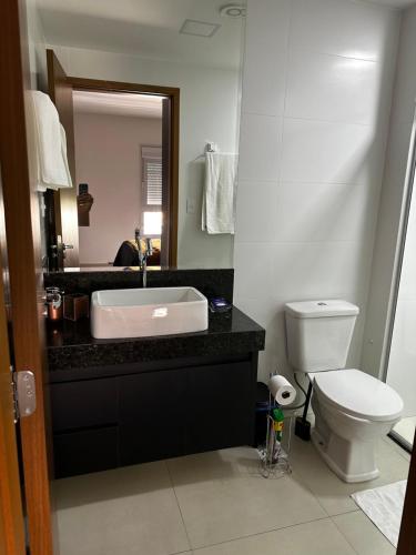 戈亚尼亚Apartamento mobiliado a 500m do Goiânia Shopping的一间带水槽和卫生间的浴室