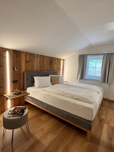 翁特陶埃恩扎恩莱腾公寓的一间卧室设有一张大床和一个窗户。