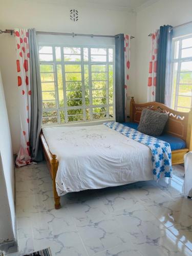 OlolaimutiekNashipae Cultural Oasis的一间卧室设有一张床和一个大窗户