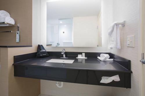 伯灵顿Fairfield Inn & Suites by Marriott Burlington的一间带水槽和大镜子的浴室