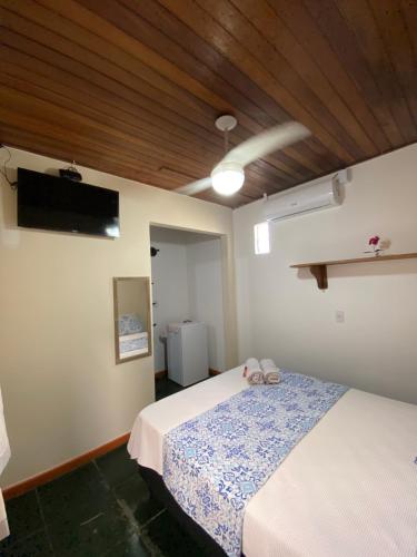 阿布拉奥Recanto da Bruna的一间卧室配有一张床和一台平面电视