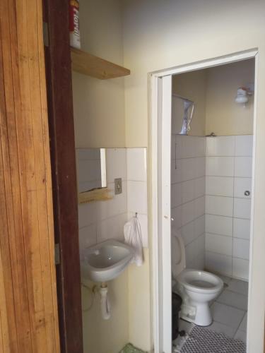 伦索伊斯Casa Repousar的一间带卫生间和水槽的浴室