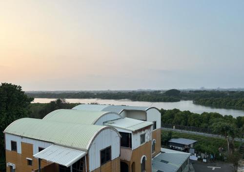 台南在海的另一邊的河景建筑