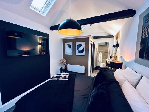 卡迪夫Luxury self-contained suite.的带沙发和台灯的客厅
