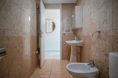 美洲海滩Optimist Tenerife的一间带水槽和卫生间的浴室