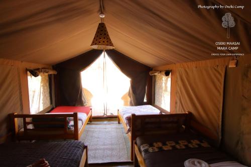 NarokOseki Maasai Mara Camp的帐篷内带两张床的房间