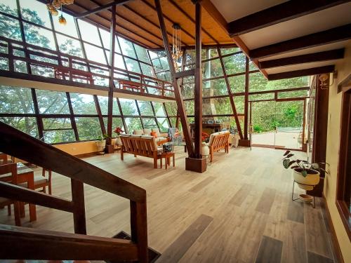 QuillabambaEcoterra Inka Lodge的大型客厅设有大型玻璃天花板