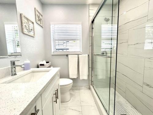 西棕榈滩Gorgeous & Convenient Apartment Near Airport的带淋浴、卫生间和盥洗盆的浴室