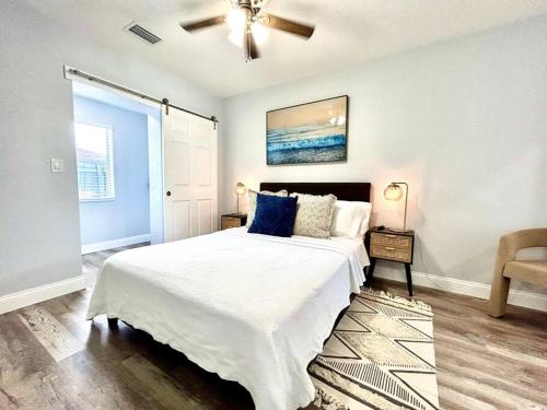 西棕榈滩Gorgeous & Convenient Apartment Near Airport的一间卧室配有一张大床和吊扇
