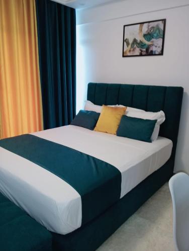 内罗毕Wanderstay kenya的一间卧室配有蓝色和黄色枕头的床