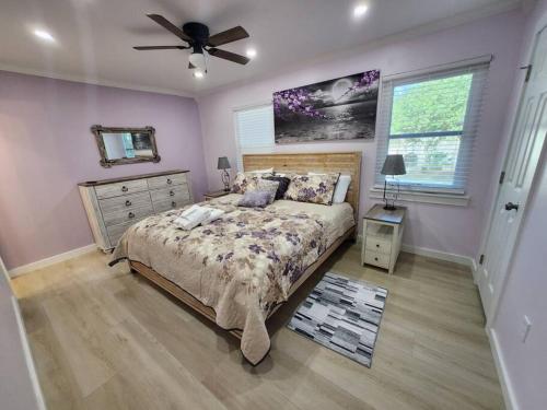 希尔顿黑德岛Modern Island Serenity!-Pet-Friendly villa的一间卧室配有一张床和吊扇