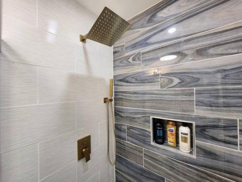 希尔顿黑德岛Modern Island Serenity!-Pet-Friendly villa的带淋浴的浴室和木墙