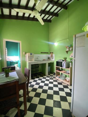 亚松森Downtown Room的厨房设有绿色的墙壁和 ⁇ 格地板