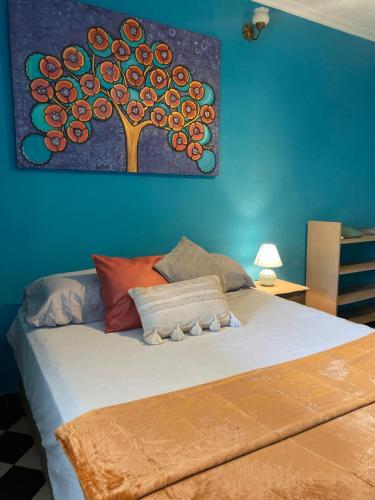 亚松森Downtown Room的一间卧室配有一张壁画床