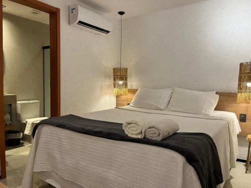 佩德拉斯港Villas Patacho Dreams的卧室配有白色床和毛巾