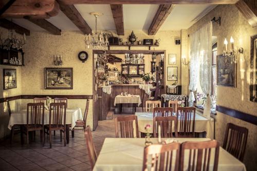 米利奇W Starym Młynie的一间在房间内配有桌椅的餐厅