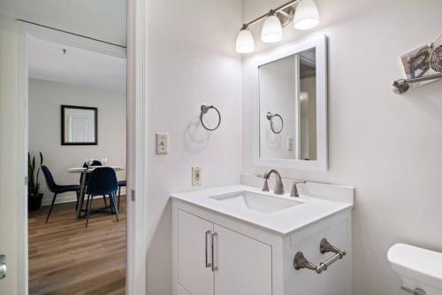 希尔顿黑德岛Peaceful Treetop Condo - 2br/2ba的白色的浴室设有水槽和镜子