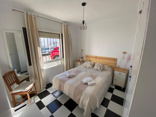 贝赫尔-德拉弗龙特拉CASA RETINTO的一间卧室配有一张床,铺有一个 ⁇ 板地板