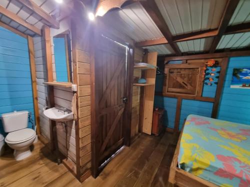 德赛Lodge grenadine的客房内设有带卫生间和盥洗盆的浴室