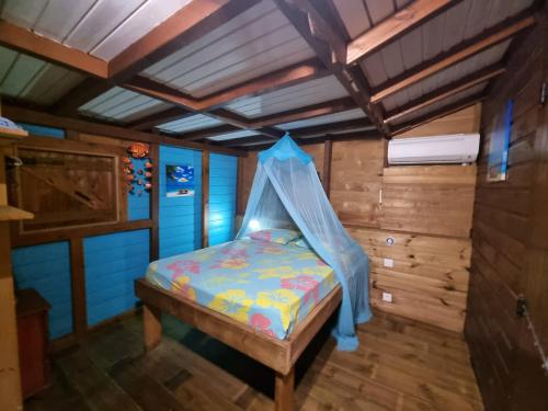 德赛Lodge grenadine的一间卧室配有一张带蚊帐的床