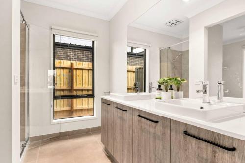 圣雷莫Elsa Remo - Stylish Ultra modern的白色的浴室设有两个盥洗盆和镜子