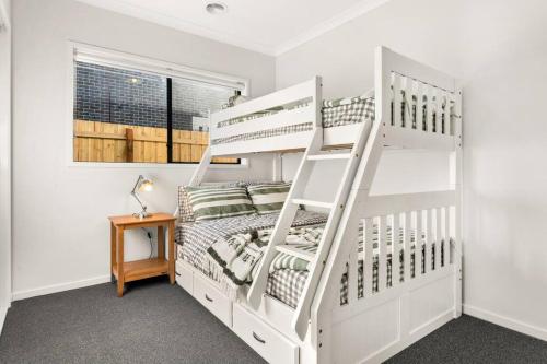 圣雷莫Elsa Remo - Stylish Ultra modern的卧室配有带梯子的白色双层床