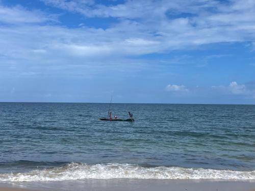 Ushongo MabaoniJumapili Beach Villa的两个人在海上的船上