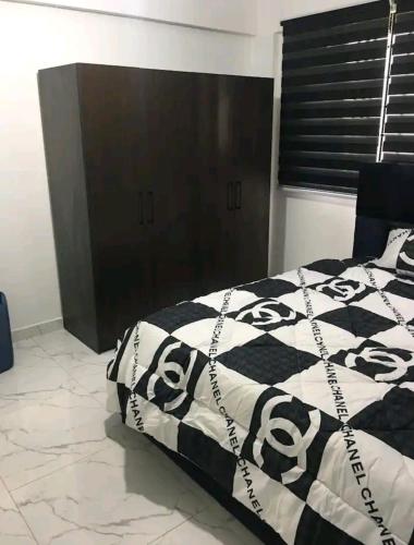 HanyaAjay's residence的一间卧室配有一张带黑白毯子的床