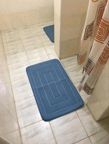 HanyaAjay's residence的浴室地板上的蓝色地板垫