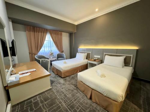 瓜拉丁加奴瓜拉丁加奴迷人酒店的酒店客房配有两张床和一张书桌