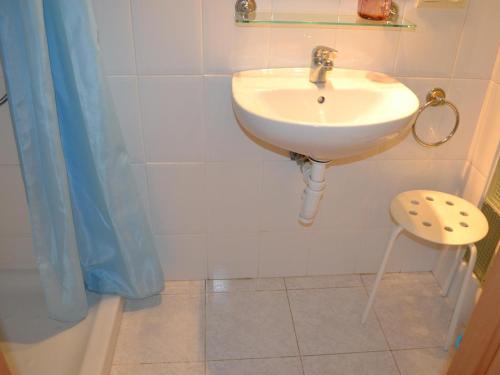 兰卡Apartamento Llançà, 3 dormitorios, 6 personas - ES-170-28的浴室设有白色水槽和蓝色的浴帘
