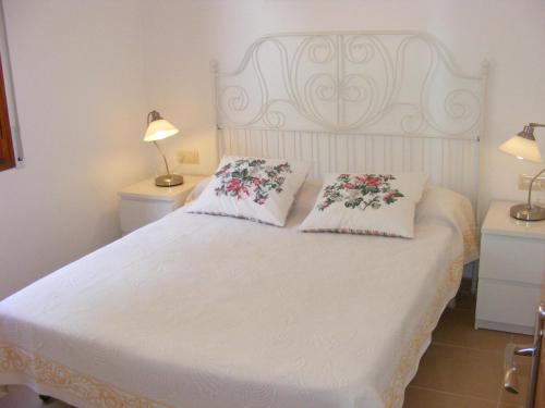 兰卡Apartamento Llançà, 3 dormitorios, 6 personas - ES-170-28的卧室配有白色的床和两个枕头