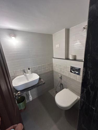 帕纳吉O Abrigo的浴室配有白色卫生间和盥洗盆。