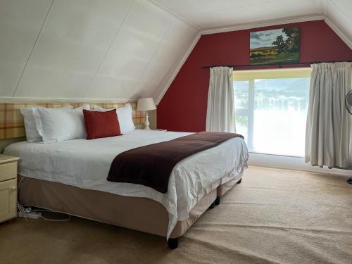 克拉伦斯克拉伦斯乡间公寓的一间卧室设有一张大床和一个窗户。