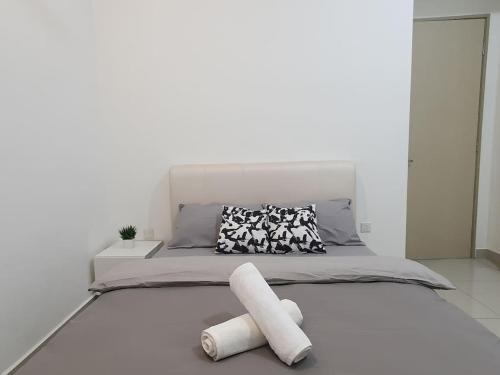 峇六拜Southbay Seaview Condo A11 #Queensbay #SPICE的白色卧室,配有带2条白色毛巾的床