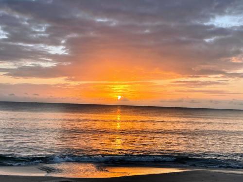 Ushongo MabaoniJumamosi Beach Villa的夕阳西下,天空中