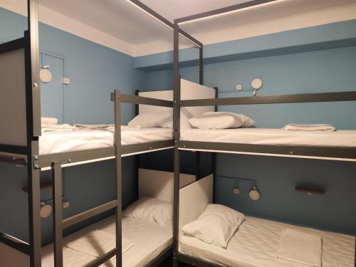 埃里温Sweet Sleep hostel的一间设有四张双层床的客房