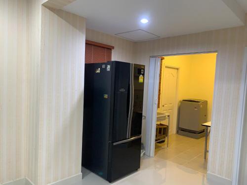 Ban Rongเดอะแพลนภัสสร的走廊里的一个黑冰箱