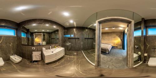 巴亚马雷Park Residence View的一间带大镜子、浴缸和床的浴室