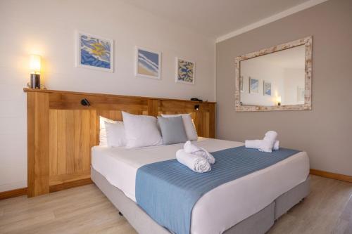 圣吉尔莱班布康格努酒店的一间卧室配有一张大床和毛巾