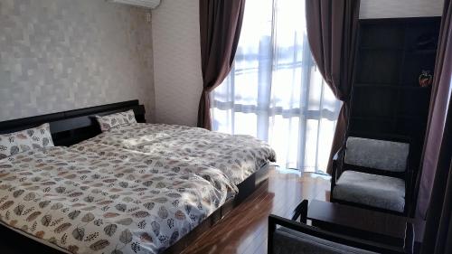 京都京都古都音旅馆的一间卧室设有一张床和一个窗口