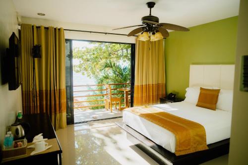 奥斯洛布AJ's Place Beach Resort的一间卧室设有一张床和一个阳台