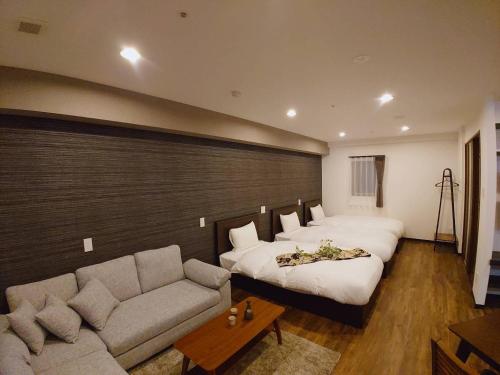 金泽VACATION RENT Kanazawa - Vacation STAY 63128v的一间卧室配有一张大床和一张沙发